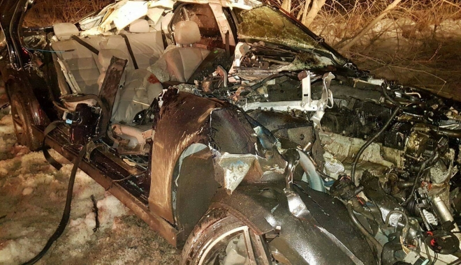 GALERIE FOTO / Mercedes spulberat de un TIR, la Constanța. Șoferul nu a avut nicio șansă - 16522469135506356451642620139425-1486209681.jpg