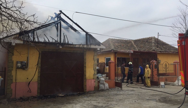 Incendiu puternic lângă o grădiniță din Constanța. Arde un atelier plin de vopseluri și diluanți - 16667874136167826052162349696366-1486818645.jpg