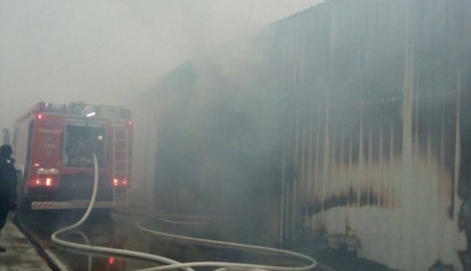 Galerie foto - video. Incendiu puternic, la Constanța. Pompierii sunt în acțiune - 16710296136325236703087996492499-1486971775.jpg