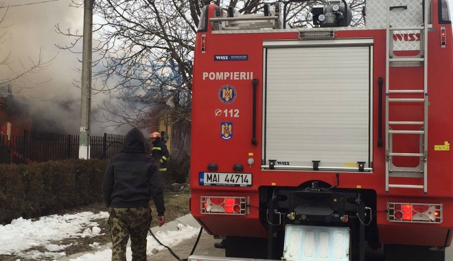 Incendiu puternic lângă o grădiniță din Constanța. Arde un atelier plin de vopseluri și diluanți - 16731206136167817052163213662963-1486818720.jpg