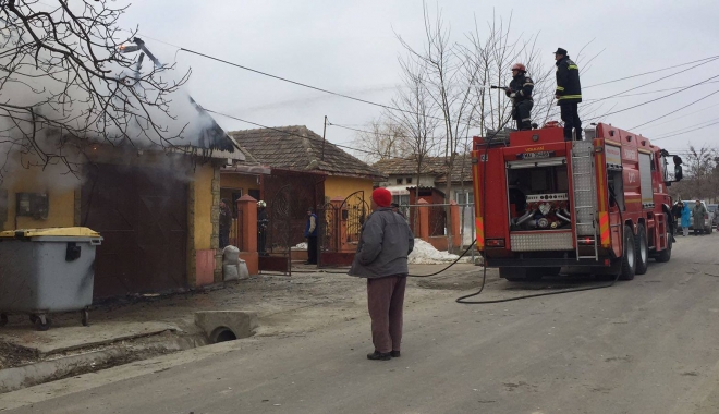 Incendiu puternic lângă o grădiniță din Constanța. Arde un atelier plin de vopseluri și diluanți - 16734889136167823052162611642038-1486818744.jpg