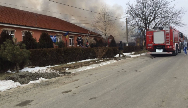 Incendiu puternic lângă o grădiniță din Constanța. Arde un atelier plin de vopseluri și diluanți - 16735132136167816385496654591356-1486818754.jpg