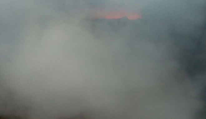 Galerie foto - video. Incendiu puternic, la Constanța. Pompierii sunt în acțiune - 16735616136325244036420574316486-1486971763.jpg