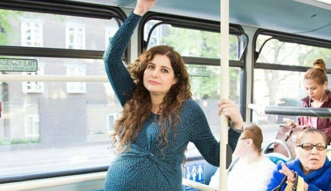 FEMEIE ÎNSĂRCINATĂ ÎN NOUĂ LUNI, ÎNJURATĂ PENTRU CĂ A CERUT UN LOC ÎN AUTOBUZ: 