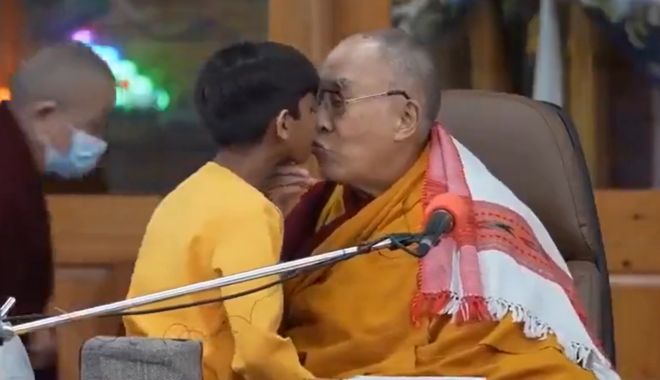 Dalai Lama, implicat într-un scandal monstru! A fost filmat când sărută un copil pe gură și îi spune să îi "sugă limba"