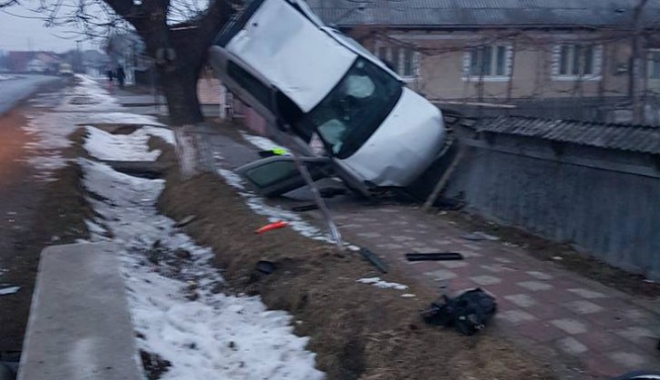 ACCIDENT INCREDIBIL / Tânăr beat și fără permis de conducere, suspendat cu mașina într-un copac - 16830864164459565251548369019072-1487491915.jpg