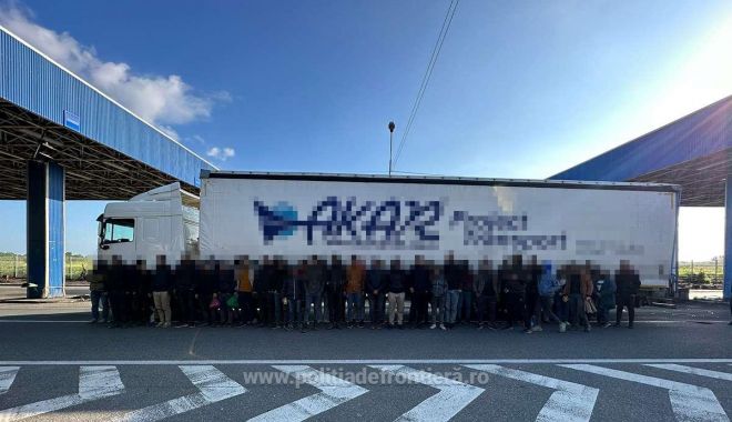 93 de cetăţeni străini depistați la graniţa cu Ungaria. Într-un singur TIR au fost descoperite 52 de persoane