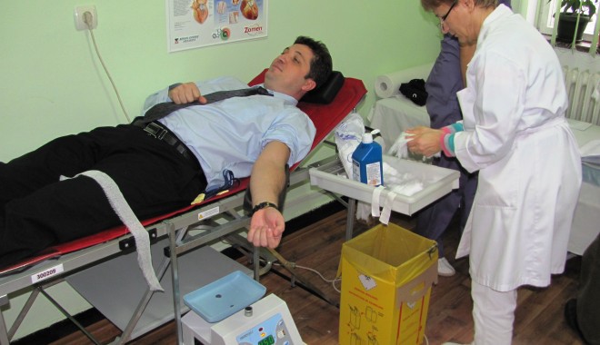 Șeful Poliției Constanța a donat sânge - 16decembrieburlacuadonatsange-1324044150.jpg