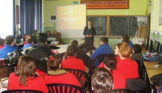Polițiștii îi învață pe elevi despre un Internet mai sigur - 16februarieliceeniinternetpoliti-1329393530.jpg