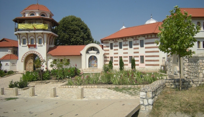16 istorici și cercetători la mânăstirea Dervent - 16istorici-1469204661.jpg