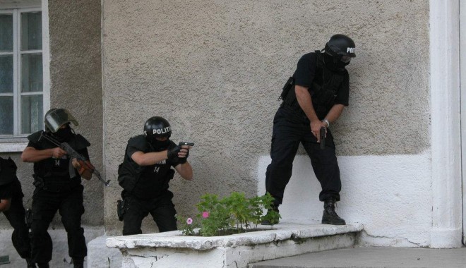 DESCINDERI la o grupare de evazioniști - 16iuliedescinderievazionisti-1342439404.jpg