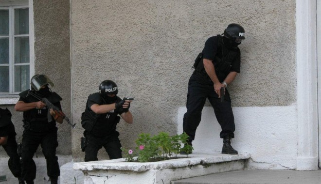 DESCINDERI CU MASCAȚI LA PROXENEȚII DIN CONSTANȚA - 16iuliedescinderievazionisti1342-1385729331.jpg