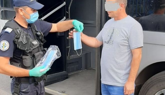 RAZII ÎN AUTOBUZE. Jandarmii, cu ochii pe cei care nu poartă măști! - 16iuliejandarmimasca-1594897028.jpg
