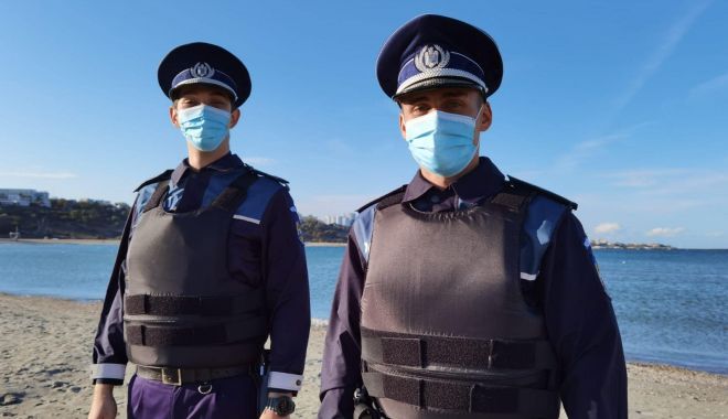 Laude pentru doi polițiști din Constanța! Cum au „acționat” când au găsit o mașină pe plajă, în Mamaia! - 16octmasinaplaja-1602829263.jpg