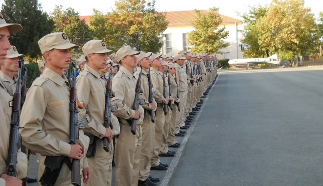 O nouă serie de soldați voluntari se antrenează la Mangalia (GALERIE FOTO) - 16septembriefortelenavalemangali-1347789086.jpg