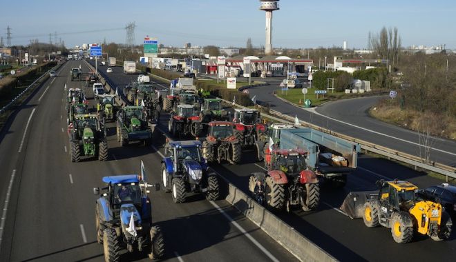 Fermierii blochează Parisul. Guvernul a mobilizat 15.000 de agenți ai forțelor de ordine