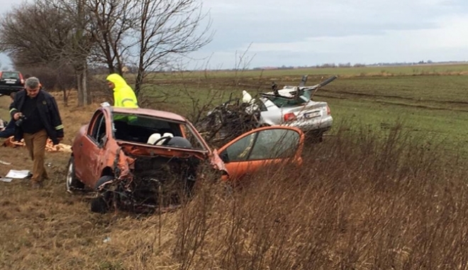 TRAGEDIE RUTIERĂ / Doi oameni au murit, și alți trei sunt răniți, după ce două mașini s-au ciocnit frontal - 17092295124188154252764450556930-1488441399.jpg