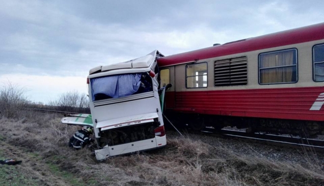 AUTOCAR LOVIT ÎN PLIN DE TREN! - 17098321146489831024183089876319-1488546845.jpg
