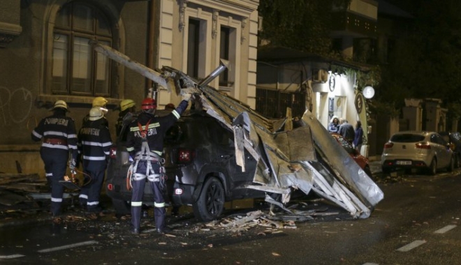 Furtuna a făcut ravagii! Doi răniți, 128 copaci căzuți, 72 mașini avariate - 171024meteovremeacoperis00inquam-1508914563.jpg