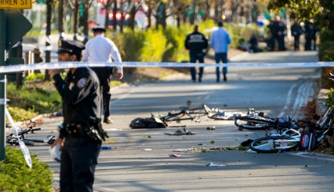 GALERIE FOTO / ATAC SÂNGEROS la New York. Un bărbat a intrat cu camionul în trecători: 8 morți și numeroși răniți - 17103116493213manhattaninicdent1-1509489596.jpg