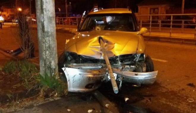 La un pas de comă alcoolică, un șofer și-a înfipt mașina într-o stație de tramvai - 17499655160913960578130737914928-1490600304.jpg