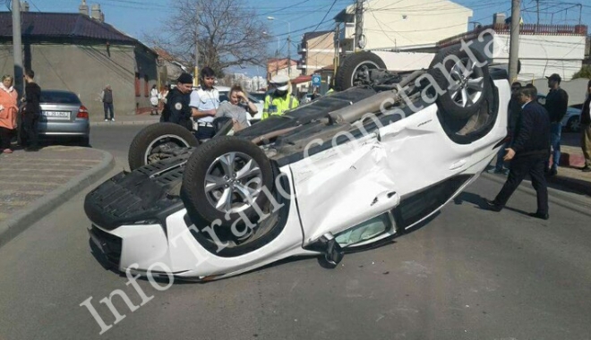 ACCIDENT RUTIER GRAV la Constanța. O mașină s-a RĂSTURNAT, trafic blocat pe strada Ion Rațiu - 17553961139553661051864565844038-1490792756.jpg