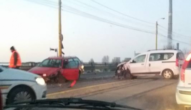 Accident pe Podul de la Butelii, în această dimineață - 17634812997589190375572771487686-1491037799.jpg