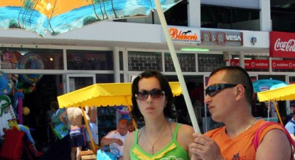 Turiștii, puțin interesați de ochelarii de soare 