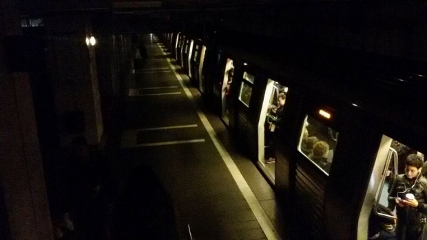 PANICĂ LA METROU! O stație a rămas fără lumină - 17760251163838042951335759215004-1491375271.jpg