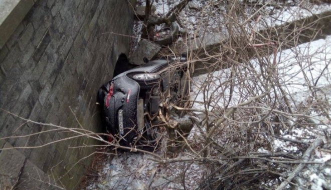 Accident spectaculos: o familie a plonjat cu mașina în gol - 177929700-1486976741.jpg