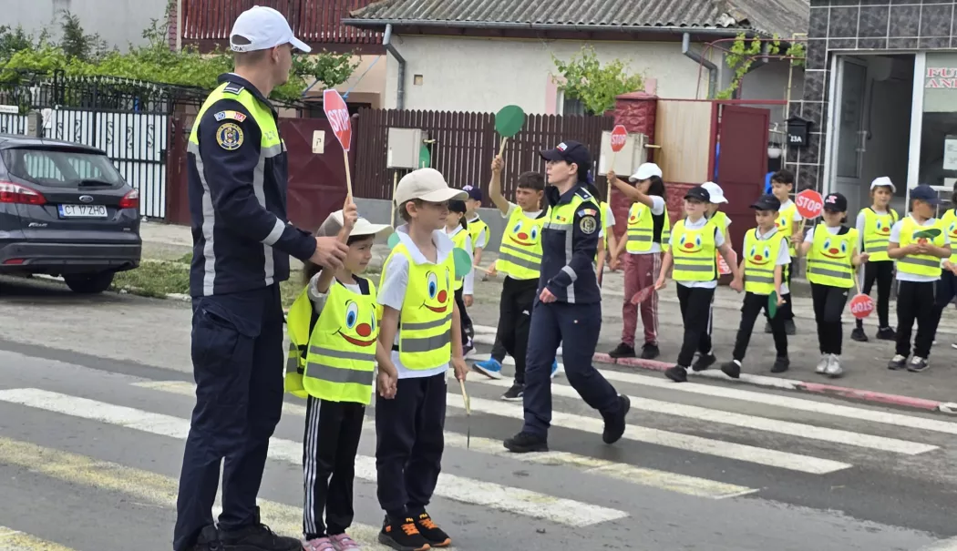 Lecții de circulație pentru elevii din Constanța. Polițiștii au intrat în școli cu demonstrații interactive
