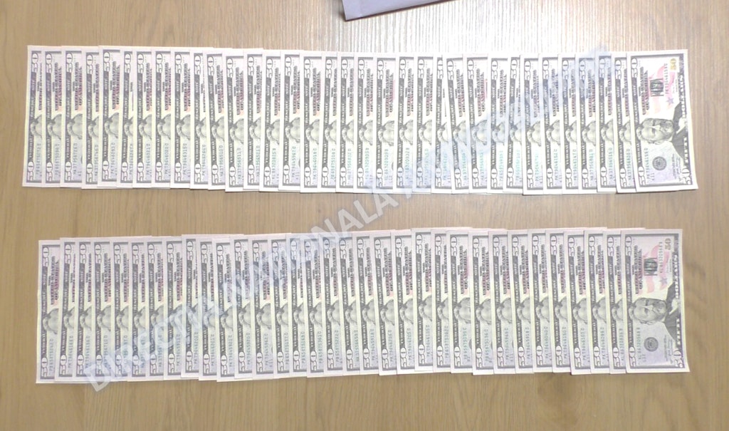 Foto - Jumătate de milion de euro, găsită la unul dintre şefii Uzinei de Armament