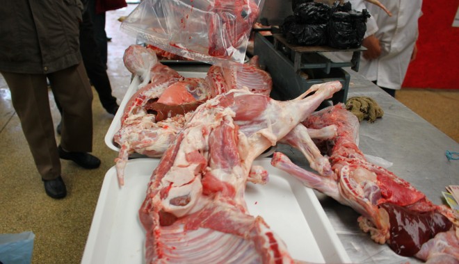 Sute de kilograme de carne de miel, confiscate astăzi de polițiștii din Constanța - 17aprilieconfiscaremieipolitisti-1397730785.jpg