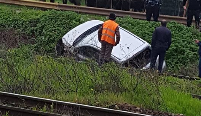 GALERIE FOTO / Accident în zona Doraly Mall. Un șofer a ajuns de pe șosea pe liniile de cale ferată - 18057098818253005005711260969524-1492700959.jpg