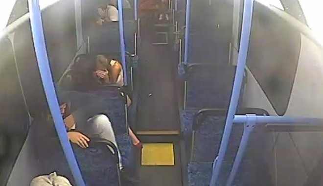 CLIPE DE GROAZĂ într-un autobuz. Mai mulți tineri au spart geamurile (VIDEO) - 186899busattack70345800-1340623617.jpg