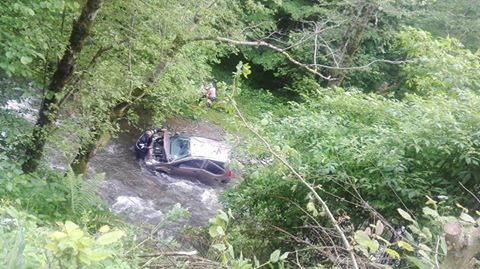ACCIDENT SPECTACULOS. Au căzut cu mașina în apă, de la 10 metri - 18892878667484200108425106493325-1496730209.jpg