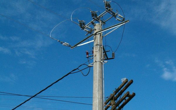 Au pus la pământ stâlpii de electricitate - 18decembriefurtstalpi-1387364026.jpg