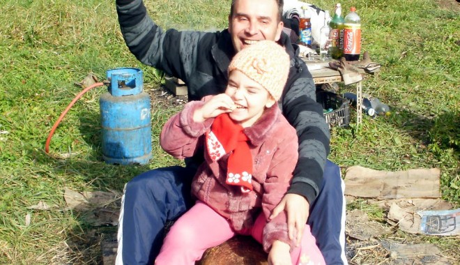 Tăiatul porcului, moment de șoc și groază pentru copii? - 18decfondbun-1324216036.jpg