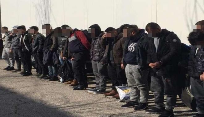 DRUMUL DISPERĂRII! Migranți ascunși într-o remorcă frigorifică - 18febrgranitamigranti-1582012468.jpg