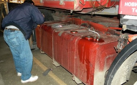 Cum acționează hoții care golesc rezervoarele TIR-urilor - 18maifurtmotorina-1337326251.jpg