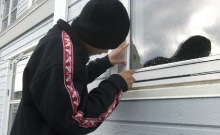 Hoț care a furat bunuri de zeci de mii de lei, prins de polițiștii din Medgidia - 18martiefurturilocuinte-1395161363.jpg
