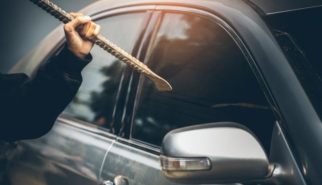 Mașină spartă, în miez de noapte, în Constanța - 18septfurtdinautosursaautovit-1600421085.jpg