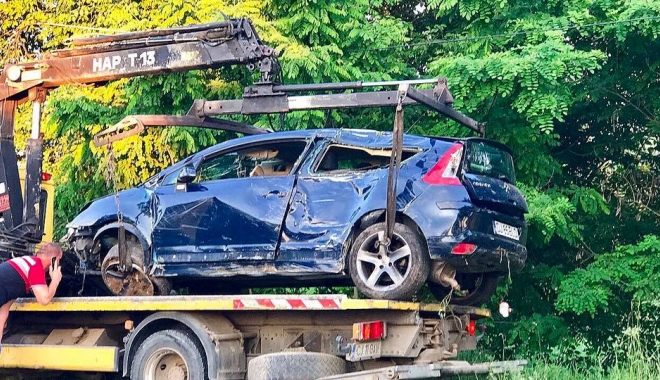 CÂNTĂREAȚA OANA RADU, ACCIDENT RUTIER. AȘA ARATĂ MAȘINA EI, DUPĂ IMPACT! - 19059983890903511048158224951565-1497270596.jpg
