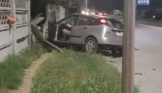 Galerie foto. ACCIDENT RUTIER GRAV, ÎN CONSTANȚA. Un șofer a intrat cu mașina într-un gard - 19748100157159813954037151765389-1499027969.jpg