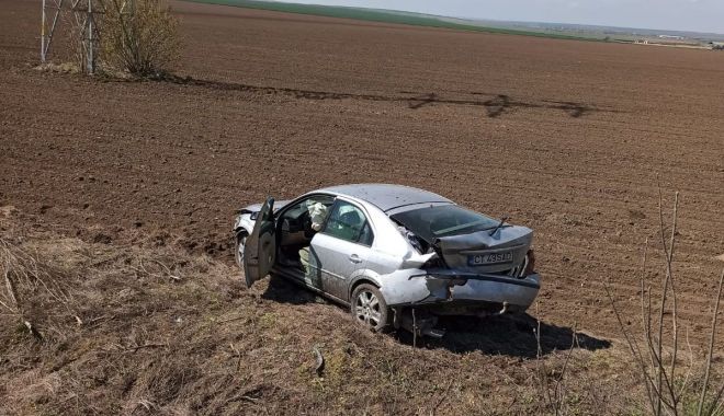 MAȘINĂ RĂSTURNATĂ. O persoană a fost rănită - 19aprmasinarasturnata-1618820546.jpg