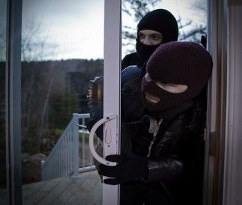 Infractori băgați după gratii, la Constanța - 19martiefurturilocuintalcd-1395236688.jpg