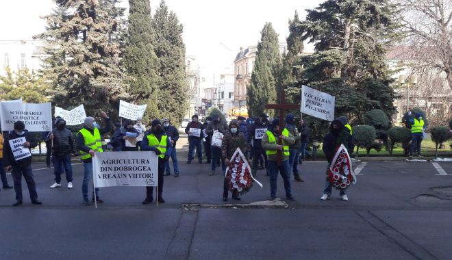 GALERIE FOTO / Fermierii protestează la Constanţa - 1a906669df18494a9963db86e9be323e-1613650906.jpg