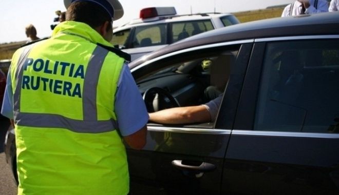 Nouă șoferi din Constanța au rămas fără permis! Ce spun oamenii legii - 1autoturismtraspedreaptadepoliti-1524036739.jpg