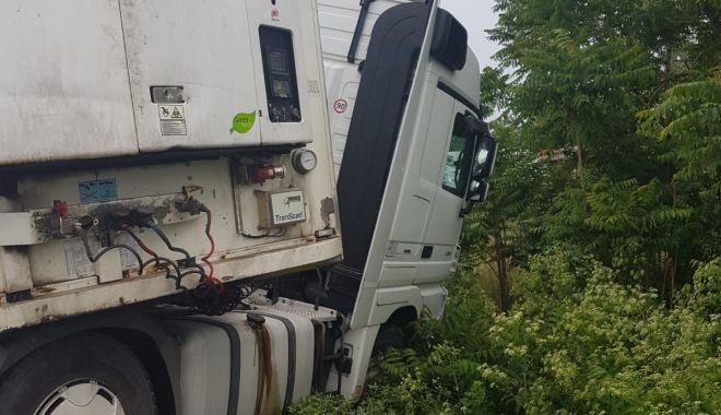 Imagini spectaculoase. Accident rutier între un TIR și un autoturism pe drumul Constanța - București - 1c607fce1486497c8114f468838a35a3-1592135848.jpg