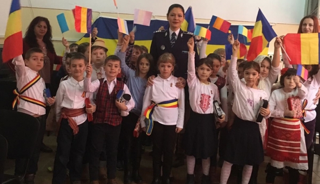 Ziua Națională a României marcată de polițiști, alături de elevi - 1decembrie-1480604481.jpg